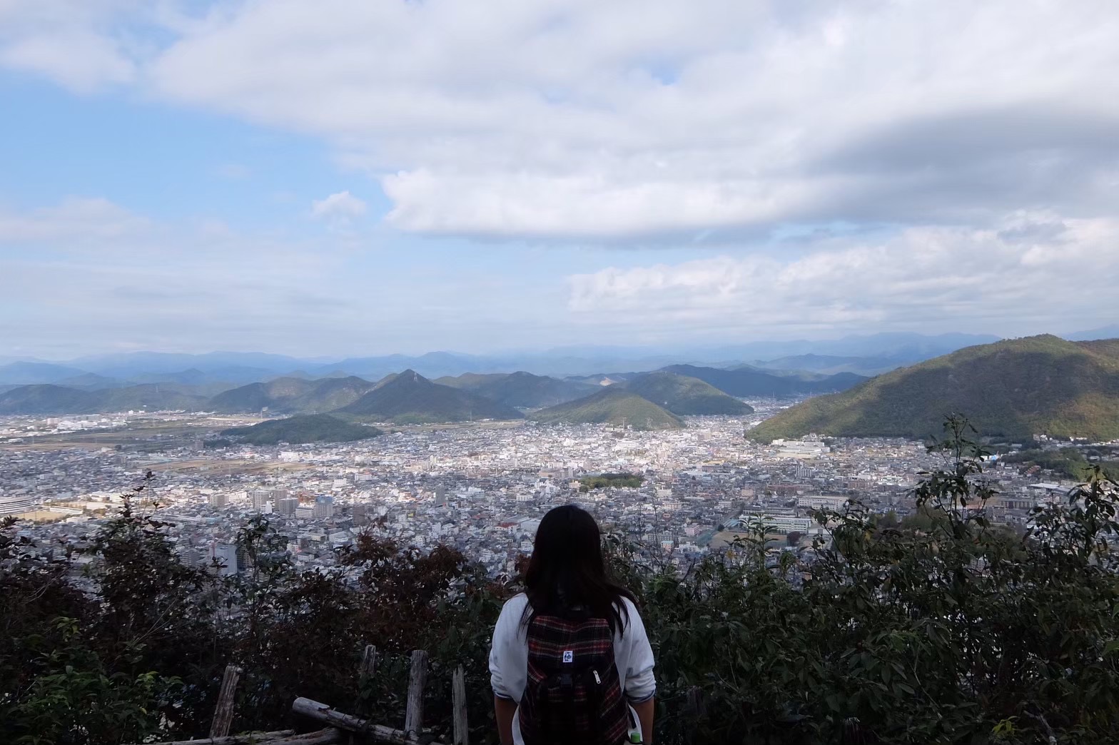めい想の小径の途中から見た岐阜の街並み
