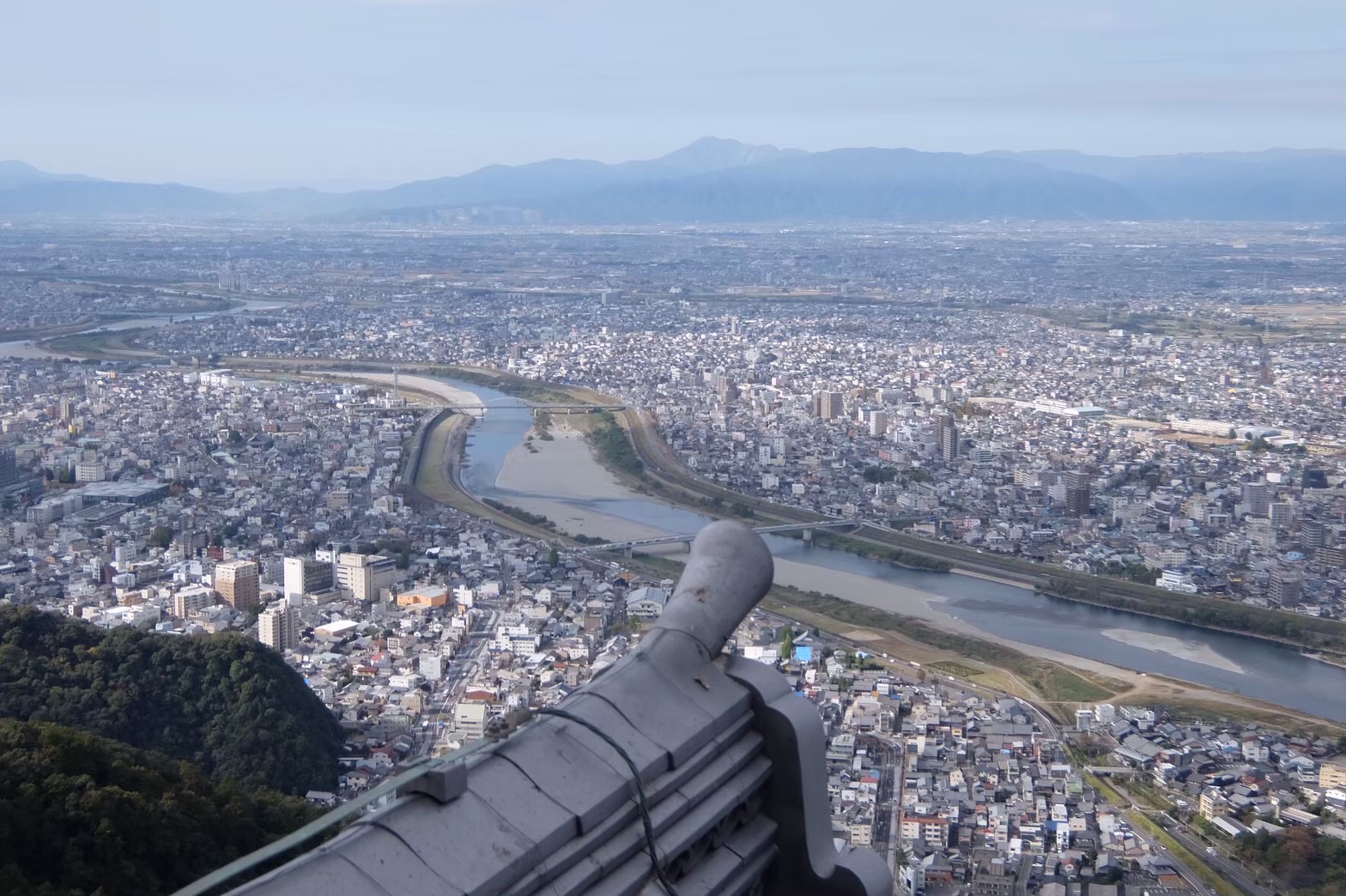 岐阜城の天守から見た長良川と岐阜市街の眺望