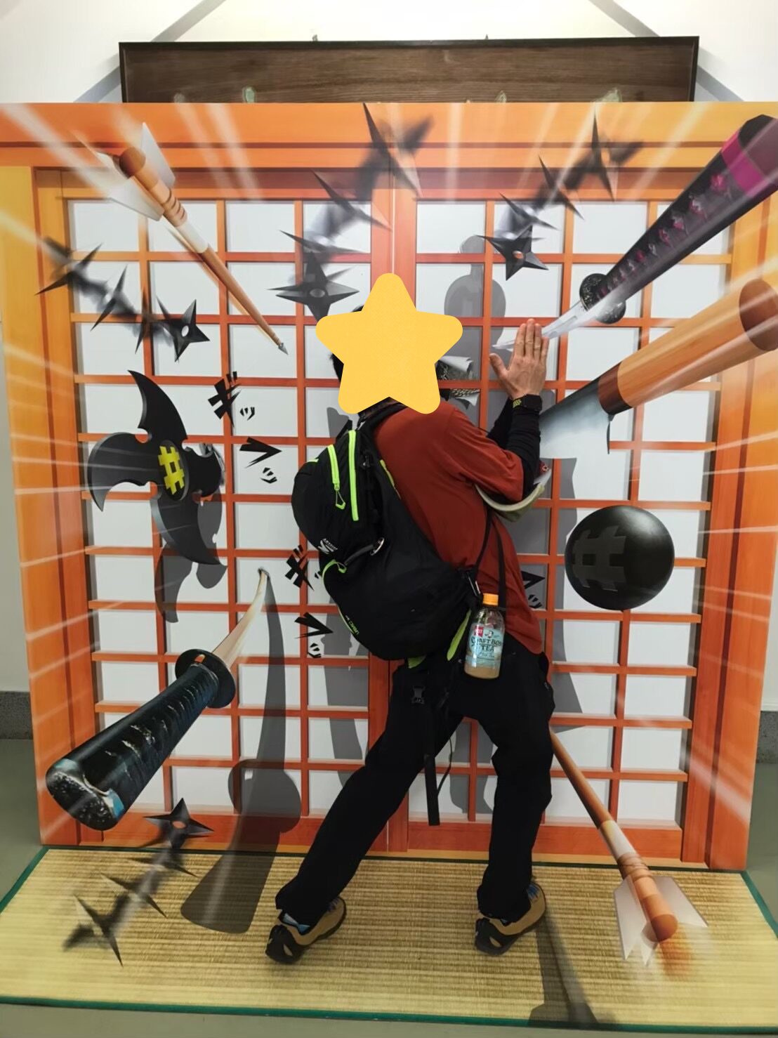 岐阜城のトリックアート（忍者の手裏剣を防ぐ）