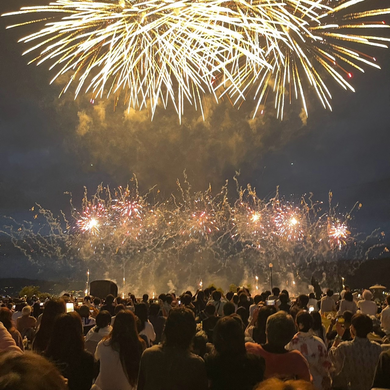 諏訪湖祭湖上花火大会で夜空に打ち上がる花火