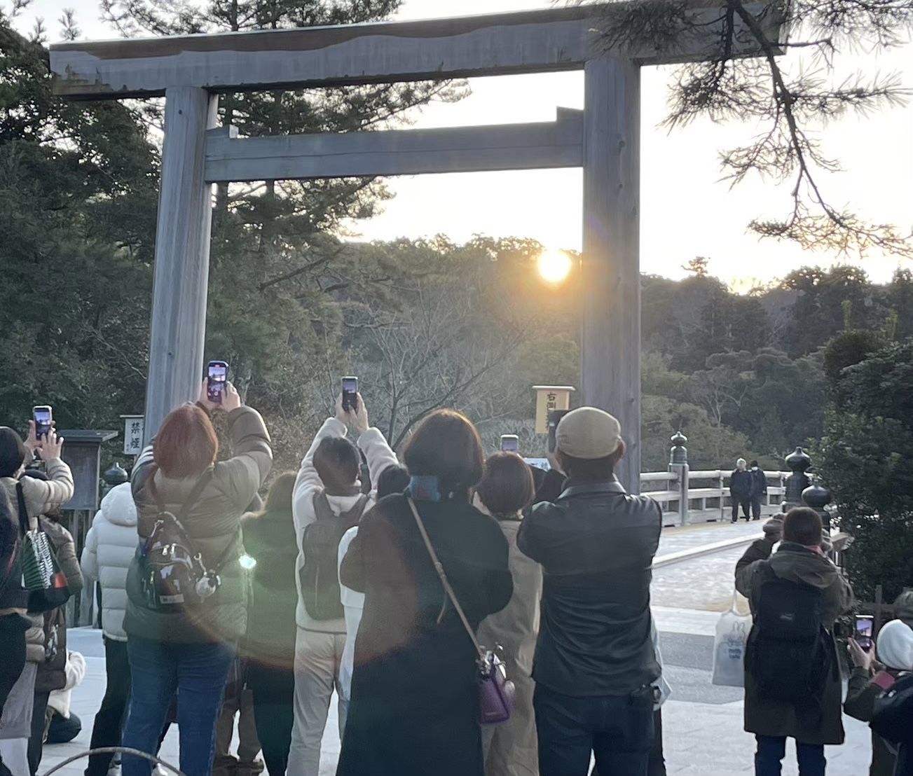 朔日参りの朝、伊勢神宮内宮の宇治橋の鳥居ごしに昇る朝日