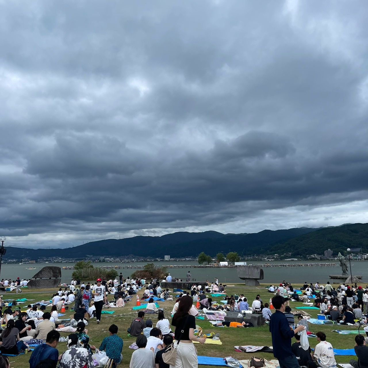 諏訪湖祭湖上花火大会の有料席から見た会場の様子