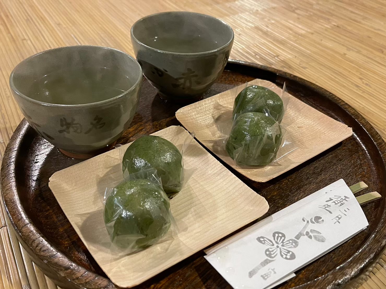 赤福本店でいただいた三月の朔日餅・よもぎ餅と伊勢茶の盆