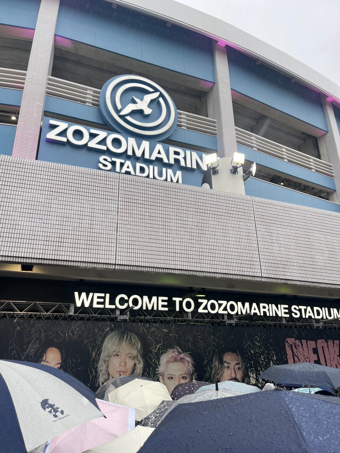 雨のZOZOマリンスタジアムの外観